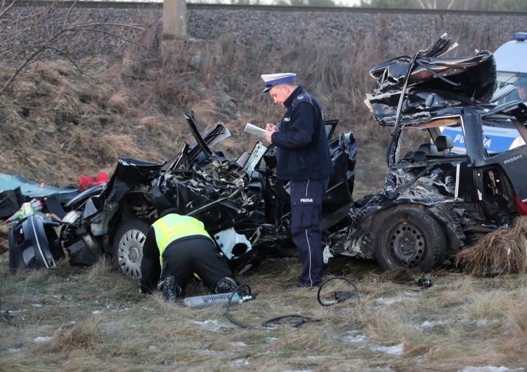 Michałów, 18.01.2022. Miejsce zderzenia samochodu osobowego z pociągiem na niestrzeżonym przejeździe kolejowym w miejscowości Michałów (gm. Kutno) Tragedia pod Kutnem. Młoda kobieta z dwójką dzieci wjechała pod pociąg