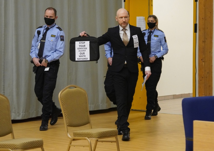  Breivik znów stanął przed sądem. Jego zachowanie zszokowało wszystkich [FOTO]