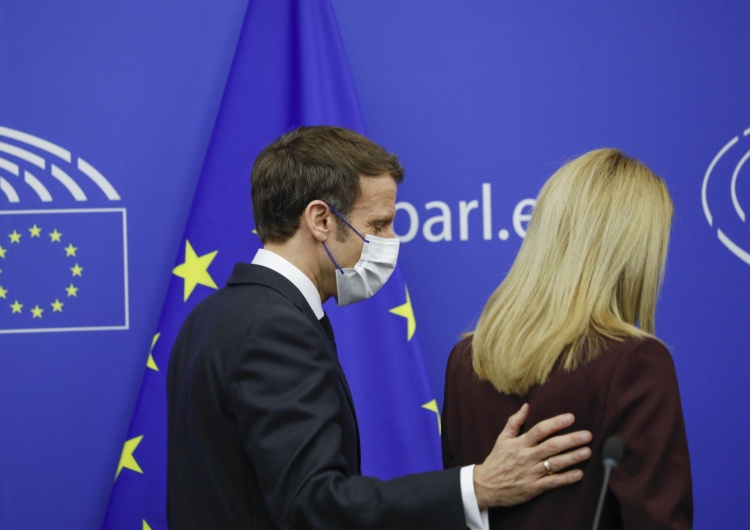 Emmanuel Macron i Roberta Metsola Dziennikarze oburzeni konferencją Macrona i szefowej PE. Część wyszła z sali, nie można było zadawać pytań [WIDEO]