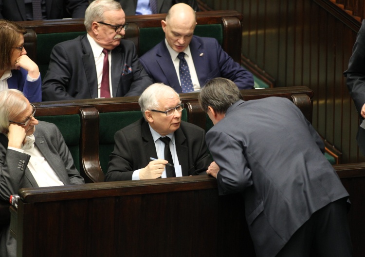 Jarosław Kaczyński Ważą się losy komisji śledczej ds. podsłuchów. „Wróbelki ćwierkają, że jest szykowane miejsce dla nowego…”