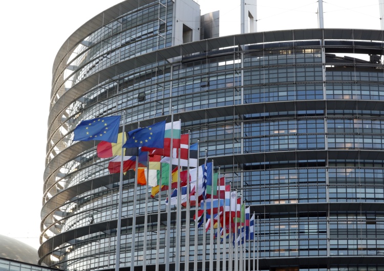 „Prosimy o uwzględnienie wszystkich naszych propozycji”. Europosłowie PiS i PO piszą wspólny list do KE