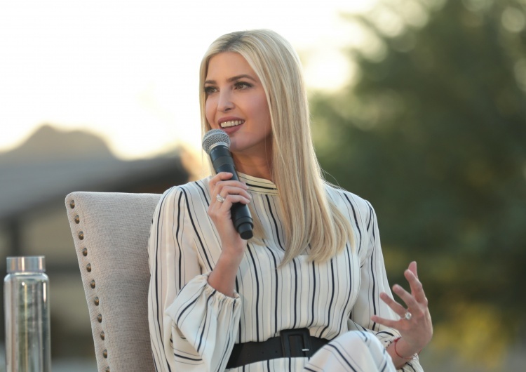 Ivanka Trump rozmawiająca ze zwolennikiami Donalda Trumpa podczas prezydenckiej kampanii w Mountain Shadows Resort Scottsdale w Paradise Valley w Arizonie USA: Córka Donalda Trumpa wezwana przez komisję śledczą do złożenia zeznań. Podano powód