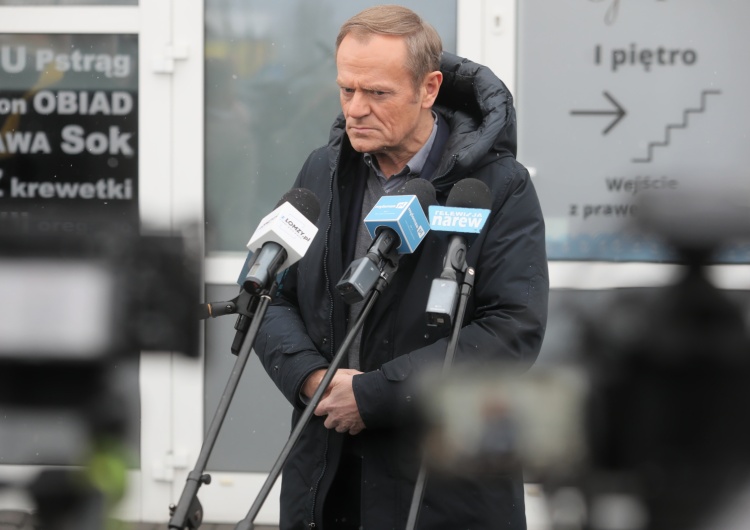 Donald Tusk Tusk miał odwiedzić przedsiębiorcę w Sokołach. Wójt zaprosił go do… odwiedzenia bocznicy zlikwidowanej za PO. Nie przyjechał