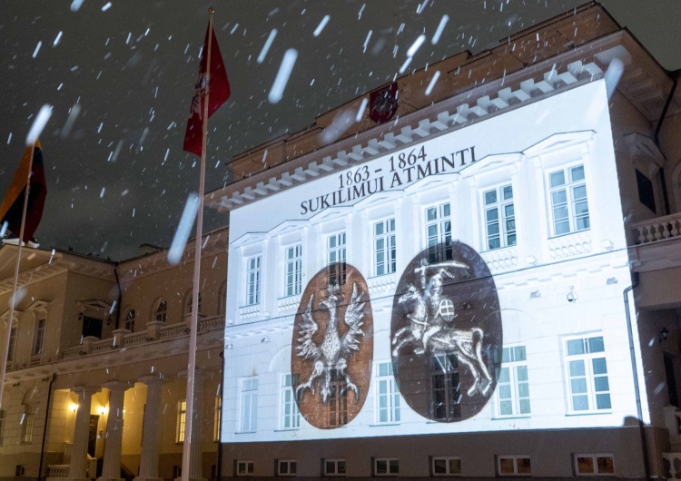 Iluminacja na fasadzie pałacu prezydenckiego w Wilnie z okazji rocznicy wybuchu Powstania Styczniowego [FOTO] 