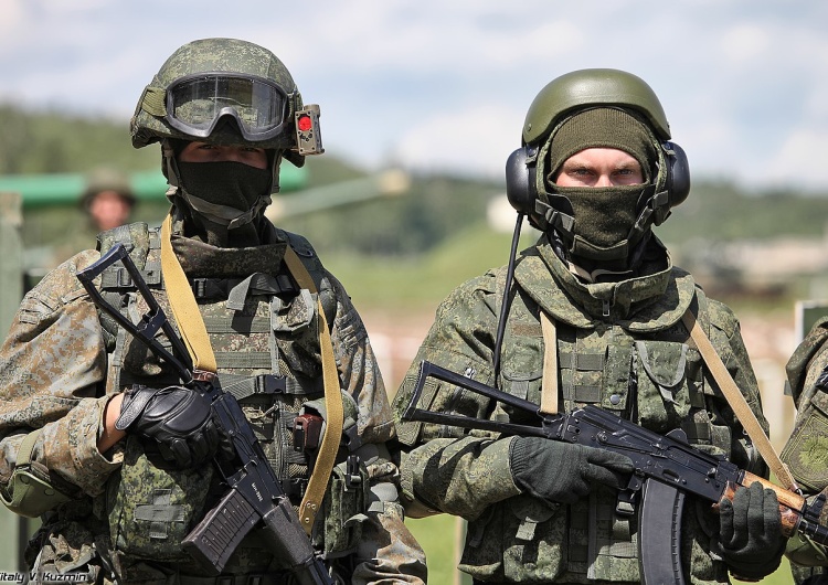 Rosyjscy żołnierze Brytyjskie MSZ: Mamy informacje, ze Rosja chce zainstalować w Kijowie prorosyjski rząd. Pada nazwisko