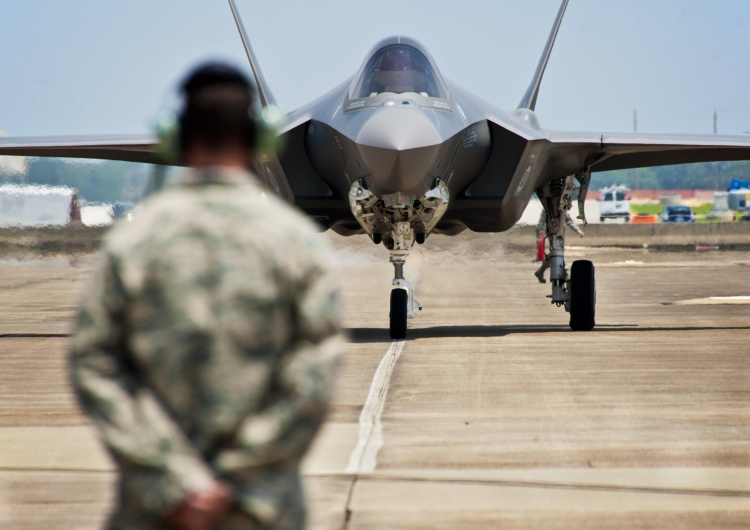 Myśliwiec F-35 Oficjalny komunikat NATO: Wysyłamy okręty i myśliwce by wzmocnić obronę we wschodniej Europie