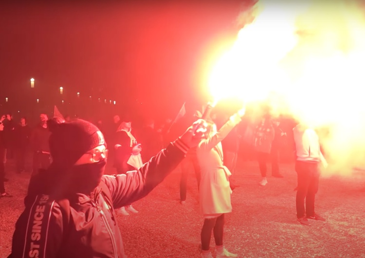 Marsz Niepodległości, race, chóralny śpiew Pieśni Konfederatów Barskich [VIDEO] Zaczyna się. Nieprawdopodobna antypolska prowokacja tuż przed rocznicą wyzwolenia Auschwitz