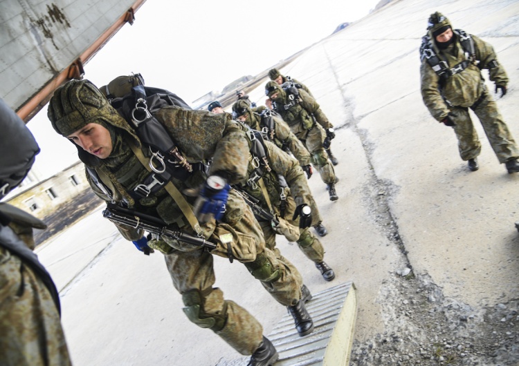 Rosyjscy spadochroniarze podczas szkolenia Rosyjscy spadochroniarze niedaleko polskiej granicy. Ta sama formacja brała już udział w zajęciu Krymu