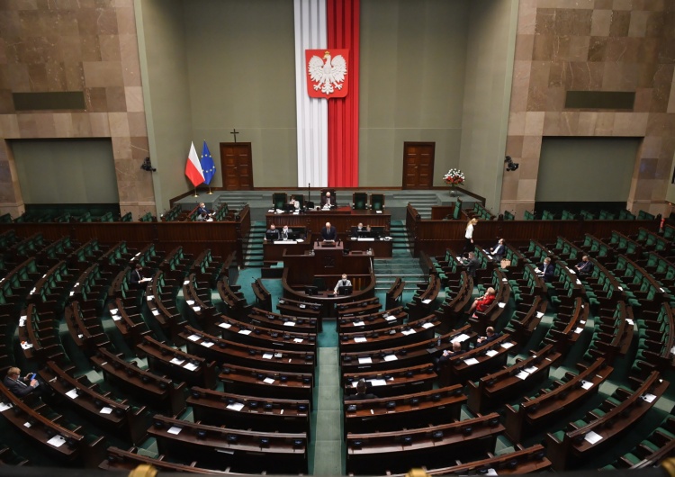 Kaczyński i Tusk mają powody do zadowolenia. Zobacz najnowszy SONDAŻ