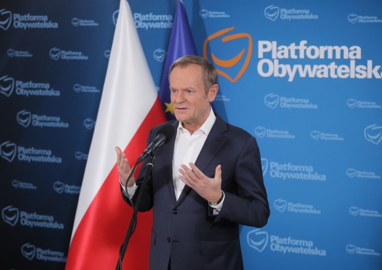 Donald Tusk Tusk obiecał wyborcom PO, że odwiedzi wszystkie powiaty. Dziennikarz TVP to sprawdził