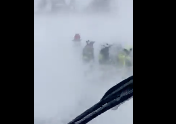  „W takich warunkach działali dziś strażacy”. Zaskakujące nagranie z Małopolski [WIDEO]