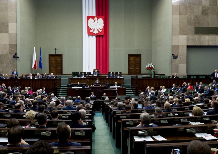 Radio ZET: „MF pracuje nad zmianami, by posłowie nie stracili na Polskim Ładzie”. Politycy PiS odpowiadają