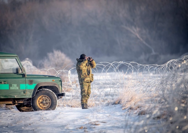 Pogranicznik podczas patrolu Strzały pod polsko-białoruską granicą. Pocisk upadł obok posterunku Straży Granicznej