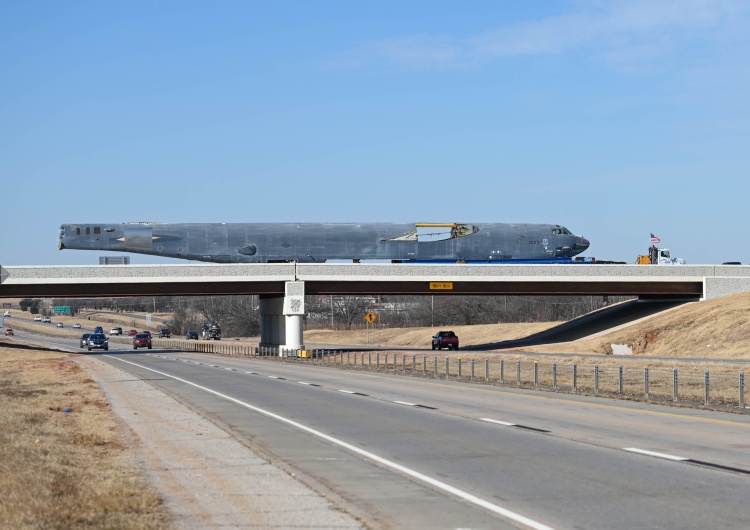 Transport B-52 [wideo] Robi wrażenie! USA: Ciężarówka wiozła 48-metrowy bombowiec przez… 1600 km!