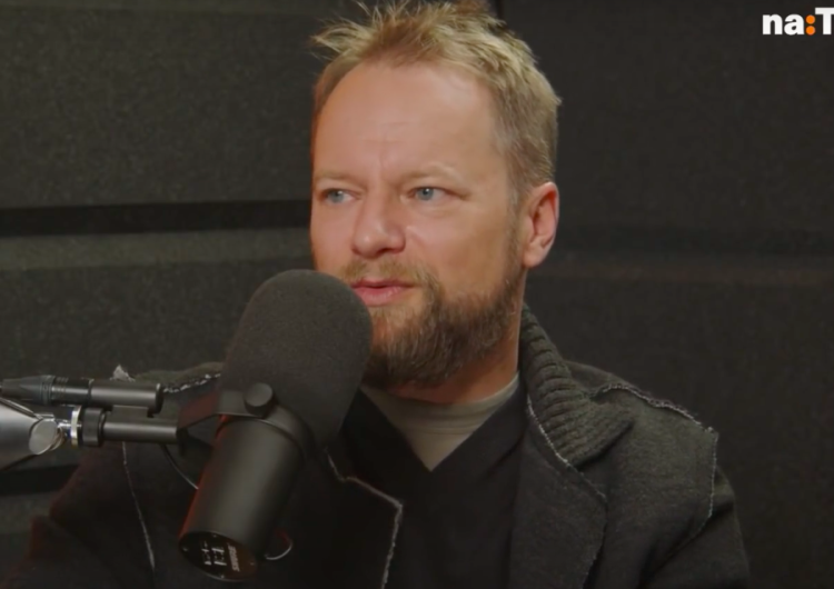 Maciej Stuhr „Możemy sobie lepiej wyobrazić, jak to było 60 lat temu”. Stuhr porównuje sytuację na granicy do „denuncjowania” Żydów [WIDEO]