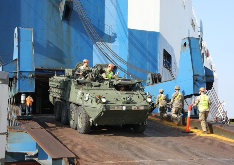 Wojska amerykańskie w Gdynii Amerykański sprzęt wojskowy dotarł do portu w Gdynii [FOTO]