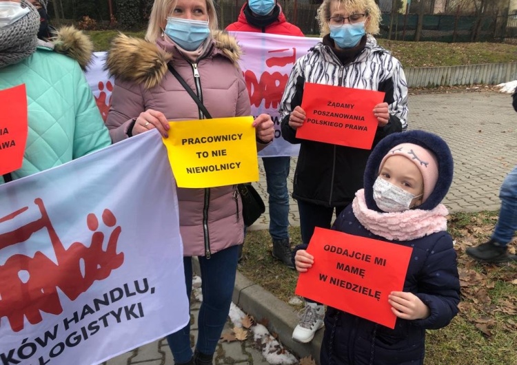  Protest związkowców w Cieszynie. Supermarket ogłosił się dworcem autobusowym, by ominąć ustawę o ograniczeniu handlu w niedziele