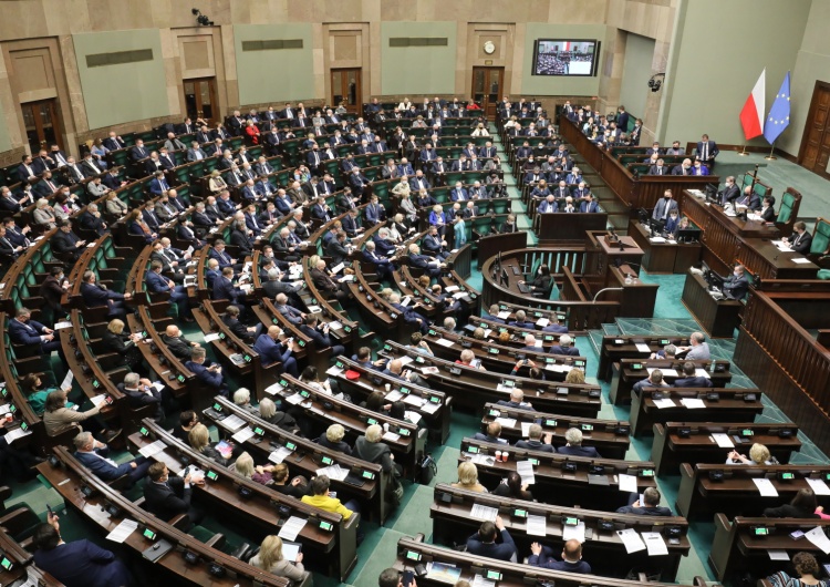  [najnowszy sondaż] PiS ucieka Koalicji Obywatelskiej, 6 partii w Sejmie