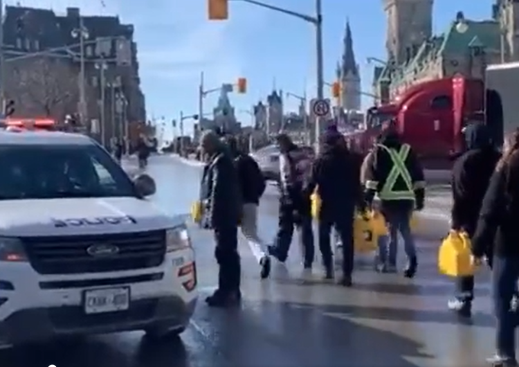 Protesty w Kanadzie [wideo] Władze w Kanadzie aresztują za pomoc protestującym. Tak zareagowali mieszkańcy