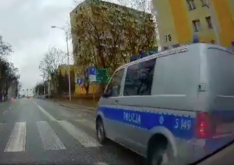  Nagranie z przyłapanymi policjantami natychmiastowo obiegło internet. „1,5 tys. zł i 10 punktów” [WIDEO]
