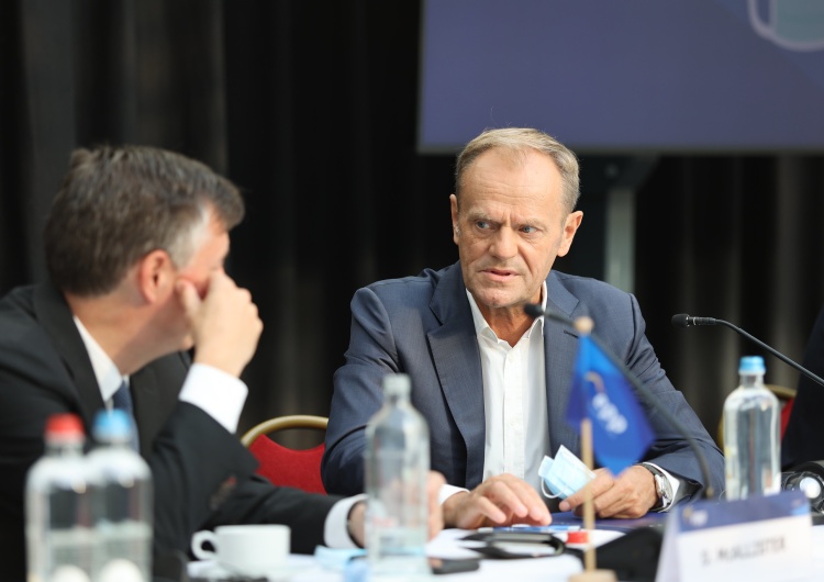 Donald Tusk Tusk zdenerwowany na marszałka Grodzkiego za jego podróż? Internauci przypomnieli mu Peru