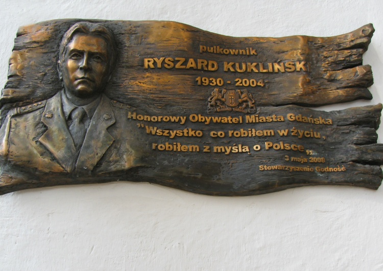 Tablica pamiątkowa Ryszard Kuklińskiego 18 lat temu zmarł gen. Ryszard Kukliński. 20 lutego odprawiona zostanie msza św. w jego intencji
