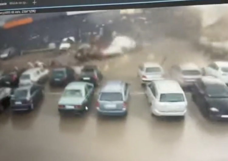  Kraków: Silny wiatr zerwał dach z Biedronki. Łowcy Burz opublikowali nagranie [WIDEO]