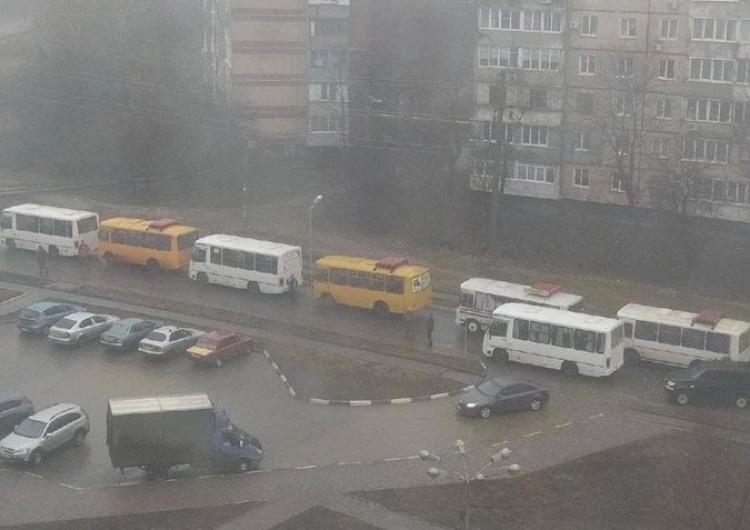  [wideo] Donieck: Wyją syreny obrony cywilnej, ogromne kolejki do stacji paliw i bankomatów, podstawiono autobusy do ewakuacji