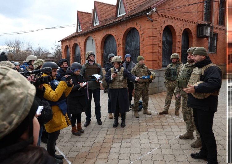  Szef MSW Ukrainy i 25 zagranicznych dziennikarzy pod ostrzałem w Donbasie. Opublikowano nagranie [WIDEO]