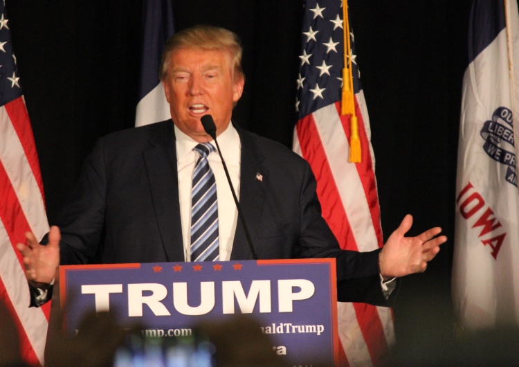 Newsmax: Platforma społecznościowa Trumpa Truth Social od poniedziałku na App Store
