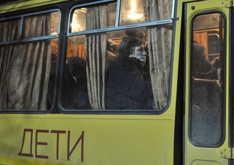 Autobus dla przymusowo ewakuowanych z Donbasu „Od prawie dwóch dni są bez jedzenia i snu w nieogrzewanych autobusach”. Ciężki los przymusowo ewakuowanych z Donbasu