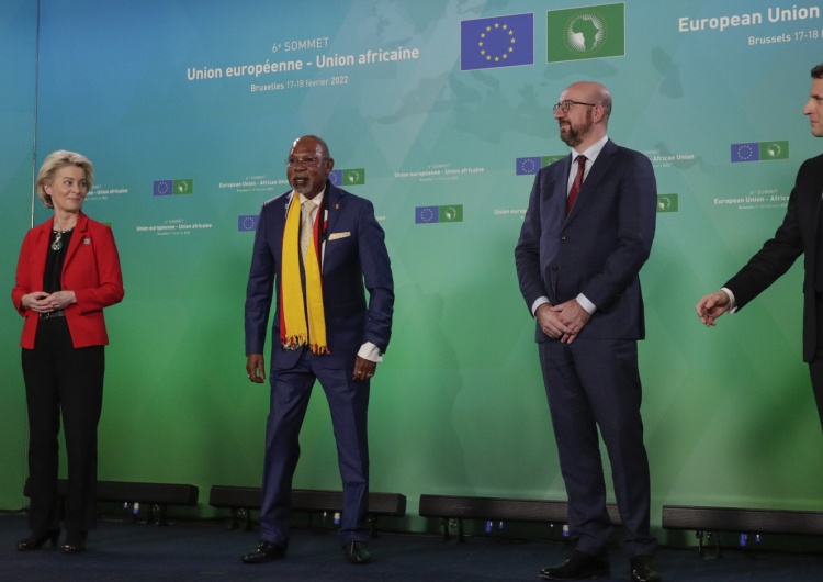 Prezydent Ugandy z przywódcami UE [WIDEO] Niecodzienna sytuacja na szczycie UE–Unia Afrykańska. Szefowa KE zignorowana, musiał interweniować prezydent Francji
