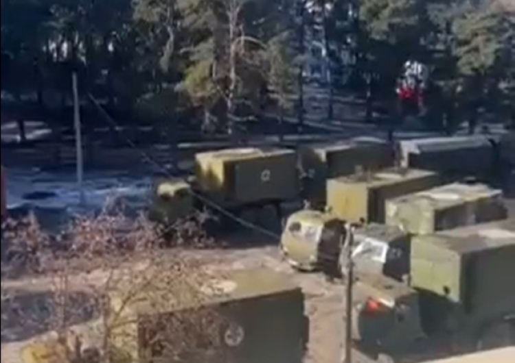 Ciężarówki rosyjskiej armii [wideo] Rosjanie rozstawili szpital polowy przy granicy. Spełniają się niepokojące przewidywania ekspertów?