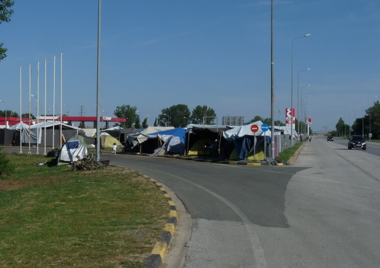 Obóz uchodźców Niemiecka prasa: Do Polski mogą przybyć miliony uchodźców