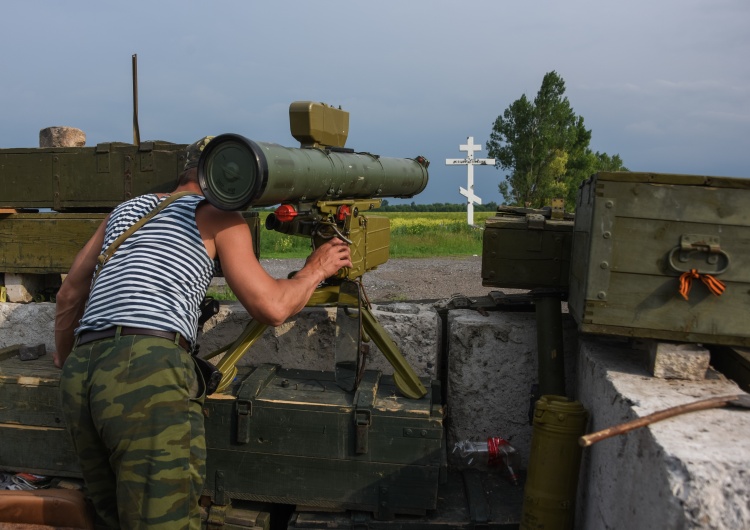 Prorosyjski separatysta na pozycji w Donbasie Sześć wybuchów w ukraińskim Doniecku tuż po przybyciu Rosjan. Wznowienie ostrzału?