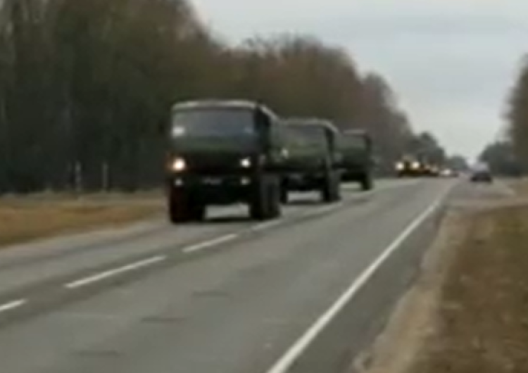 Pojazdy wojskowe na Białorusi [wideo] Pojazdy wojskowe przemieszczają się z białoruskiego Brześcia w kierunku Ukrainy