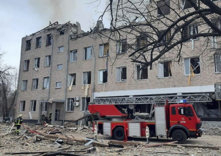 Zniszczone budynki na Ukrainie po atakach Rosjan Siły Zbrojne Ukrainy: Ponad 30 uderzeń rakietowych na cele cywilne i wojskowe