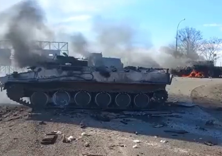 płonące rosyjskie pojazdy pancerne Ukraińcy mieli zniszczyć rosyjską kolumnę wojskową. Jest film [Uwaga! WIDEO 18+]
