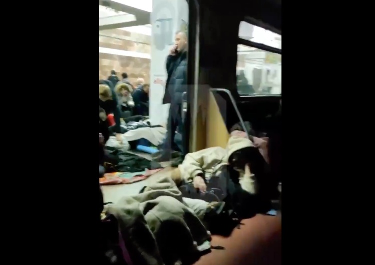  Wstrząsające nagrania z Charkowa. „Mieszkańcy miasta śpią w metrze, na powierzchni trwa bitwa” [WIDEO]