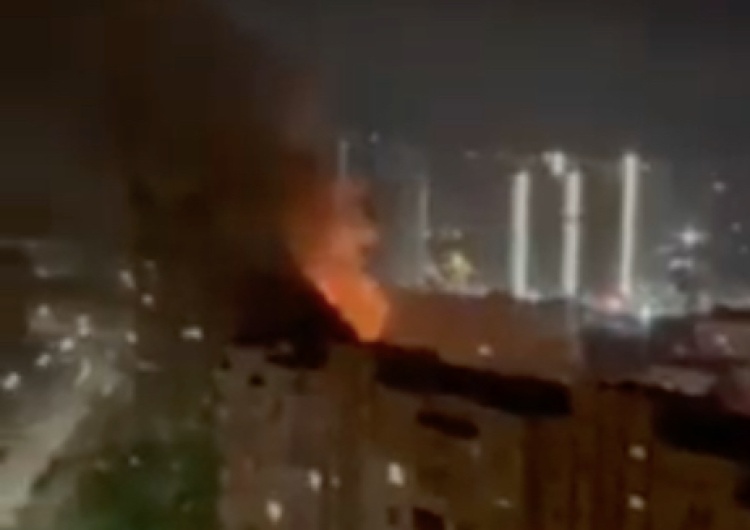  Kijów: Obrona powietrzna zestrzeliła rosyjski samolot. Mieszkańcy publikują nagrania [WIDEO]