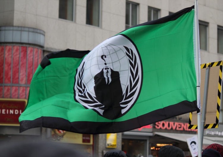 Flaga Anonymus Anonymus na cyberwojnie z Rosją. Nie działają rosyjskie witryny