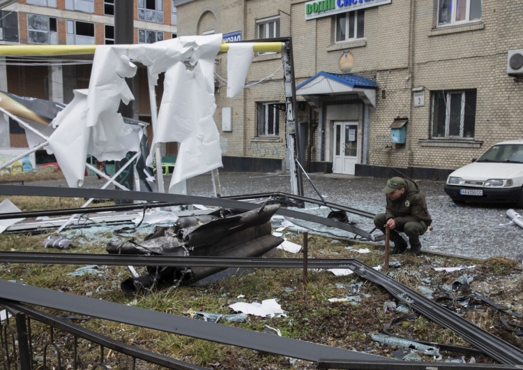 Kijów. Mężczyzna patrzy na zniszczenia po wkroczeniu wojsk rosyjskich na Ukrainę Naczelny dowódca Sił Zbrojnych Ukrainy: „Rosjanom nie udał się Blitzkrieg”. Pentagon: Rosyjska ofensywa straciła impet
