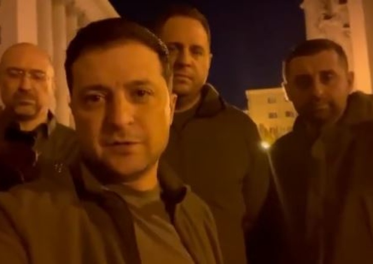  [wideo] „Premier minister tut, prezydent tut”. Zełenski obala rosyjską dezinformację o ucieczce z Kijowa