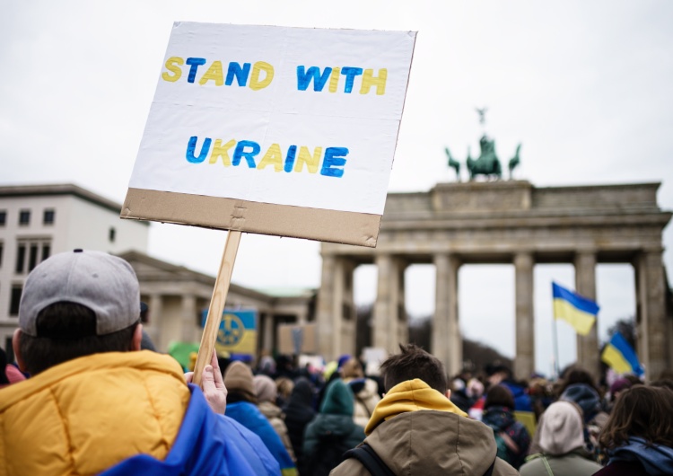 Protest w Niemczech po wejściu wojsk rosyjskich na Ukrainę Politico: Niemcy dopiero dziś wysłały Ukrainie obiecane 5 tys. hełmów. Powód długiego oczekiwania szokuje
