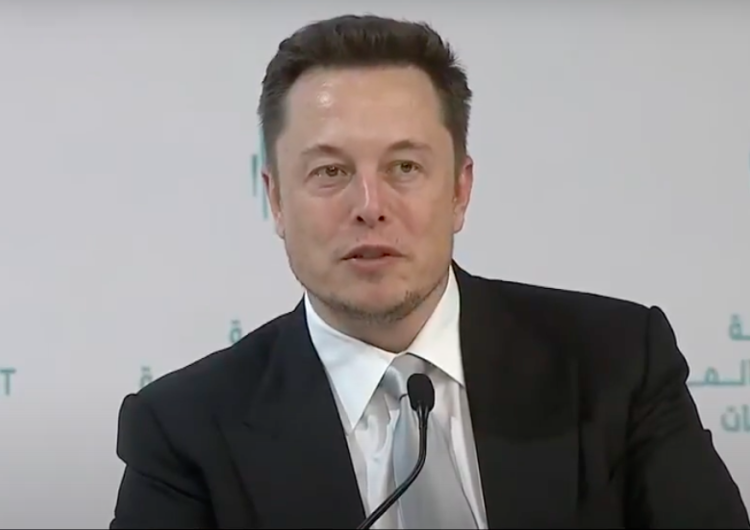 Elon Musk Elon Musk podłączył Ukrainę do systemu internetu satelitarnego