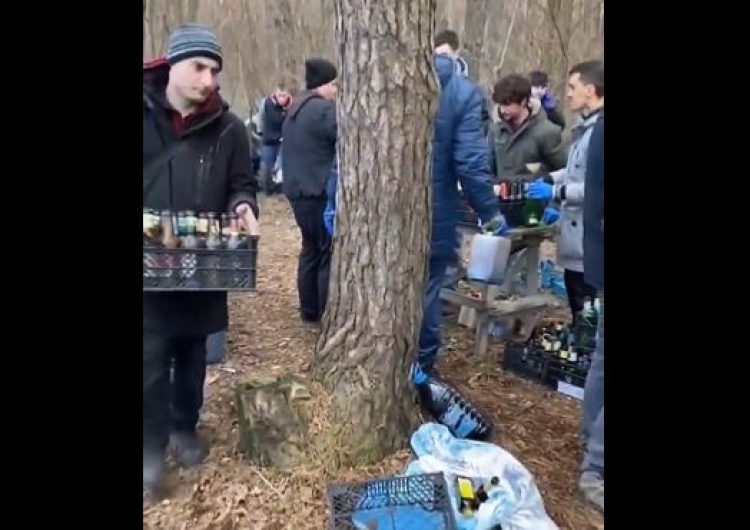  [wideo] A tak cywile w ukraińskich lasach przygotowują się na nadejście Rosjan! „Angażują się wszyscy”