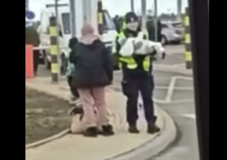 Polski policjant lula dziecko uchodźców z Ukrainy „That's Poland!” Ten film robi furorę w sieci. Polski policjant lula ukraińskie dziecko na granicy [WIDEO]