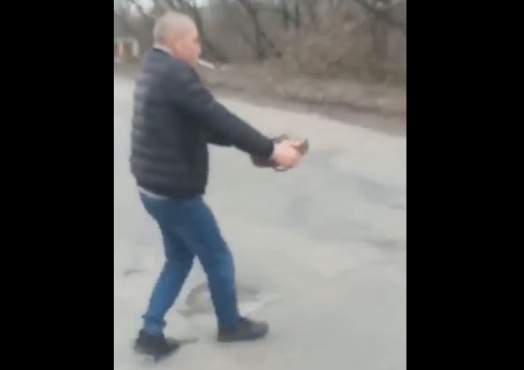  [wideo] Berdiańsk: Mężczyzna gołymi rękami wyniósł minę spod mostu, torując drogę ukraińskiemu wojsku