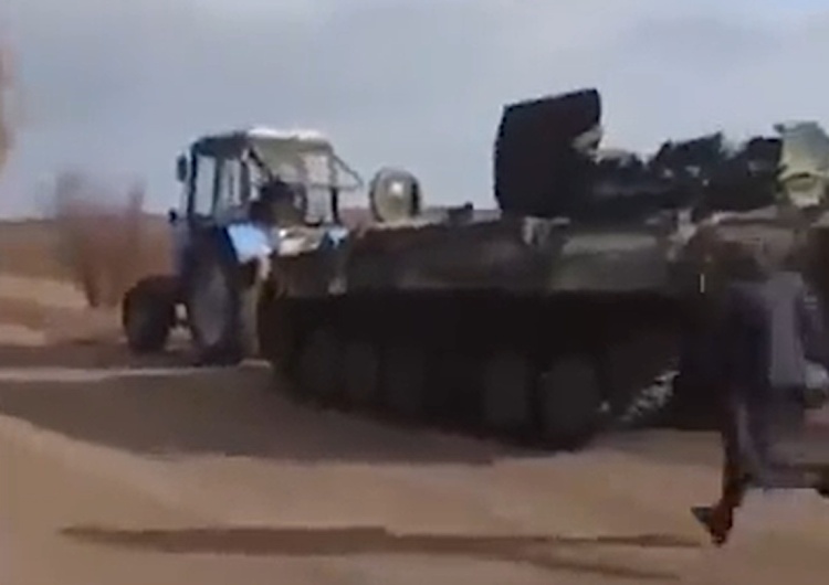 Ukraiński rolnik kradnie przy pomocy traktora rosyjski transporter opancerzony Najpierw Romowie, a teraz rolnicy kradną Rosjanom transportery opancerzone? Na ukraińskim Twitterze szaleją traktory [WIDEO]