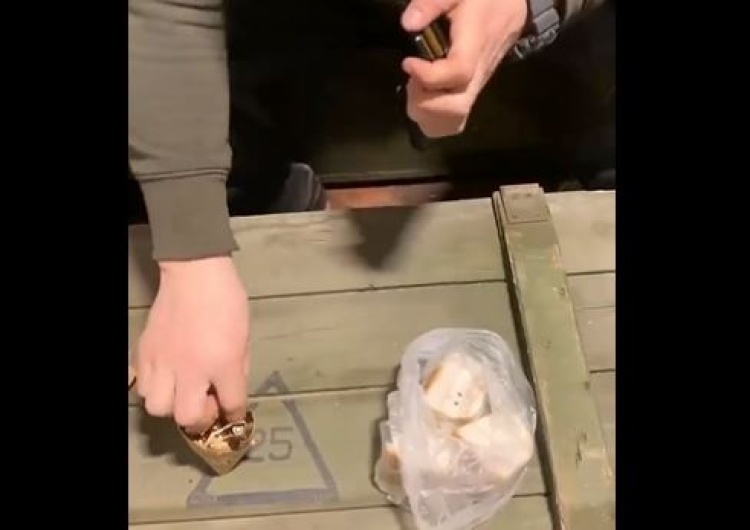  [wideo] Ukraiński żołnierz smaruje pociski słoniną. „Przyjaciele muzułmanie, przez Ukrainę nie dostaniecie się do raju”